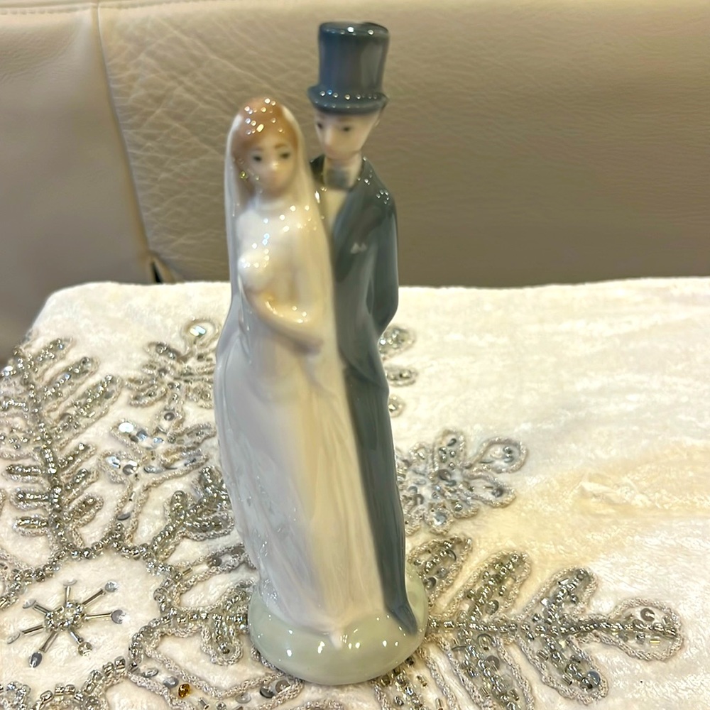 Lladro Nao bride and groom sculpture/ cake topper